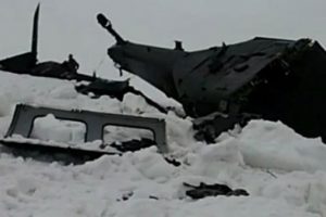 Tunceli'de d&uuml;şen helikopterin enkazı kaldırılıyor