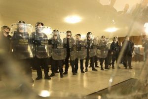 Brezilya'da protestocu polisler ile meclis polisi arasında arbede