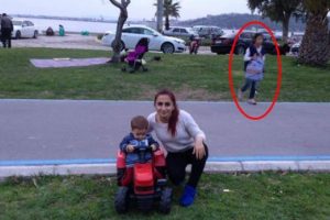 Hırsız, piknik fotoğrafında ortaya &ccedil;ıktı