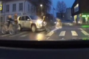 Şaşkın s&uuml;r&uuml;c&uuml; yaşlı kadını canından ediyordu
