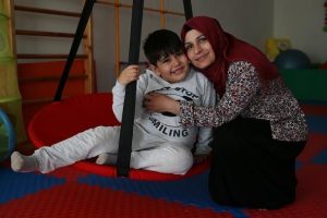 Otizmli oğlu i&ccedil;in m&uuml;cadeleden vazge&ccedil;medi