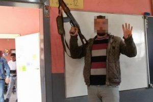 Validen 'silahlı fotoğraf' a&ccedil;ıklaması geldi
