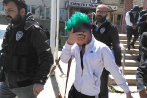 Bursa'da 'Yeşil sa&ccedil;lı kız'a uyuşturucu g&ouml;zaltısı