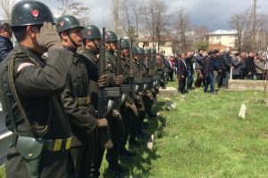 Şehidin cenazesinde askerler g&ouml;zyaşlarına hakim olamadı