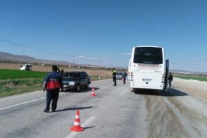 Otob&uuml;s ile kamyonet &ccedil;arpıştı: 19 yaralı