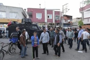 Adana'da silahlı kavgada 1 &ccedil;ocuk &ouml;ld&uuml;, 5 kişi de yaralandı