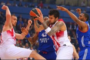 Anadolu Efes Pire'de kaybetti