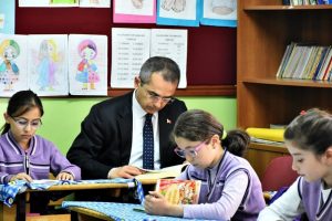 Kaymakam her sabah bir okulda &ouml;ğrenciler ile kitap okuyor