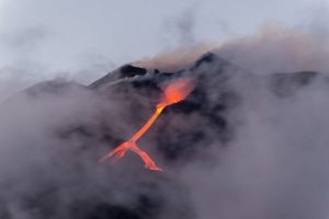 Etna yanardağı hala p&uuml;sk&uuml;rt&uuml;yor