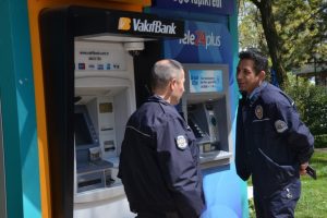 Bursa'da banka ATM'sinde d&uuml;zenek iddiası polisi alarma ge&ccedil;irdi