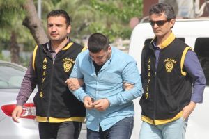 "Pert&ccedil;iyim" diye aradı, vatandaşların hem parasını hem arabasını aldı