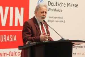 &Ouml;meroğlu: "K&uuml;&ccedil;&uuml;k teknoloji şirketleri birleşmeli"