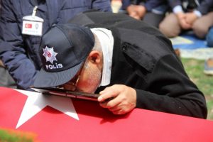 Şehit oğlunu tabutunu &ouml;perek uğurladı