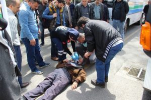 Otob&uuml;s&uuml;n &ccedil;arptığı yaşlı adama eşinden şok tepki