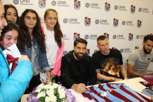 Trabzonsporlu futbolcular imza g&uuml;n&uuml;ne katıldı