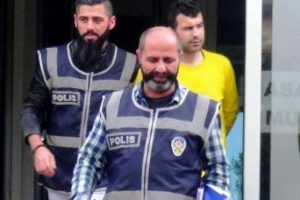 Patronunu 'k&uuml;f&uuml;r' y&uuml;z&uuml;nden &ouml;ld&uuml;rd&uuml;