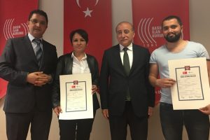 Bursa'da gazeteci adayları sertifikalarını aldı
