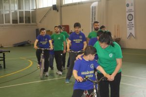 Bursa'da otizmli &ccedil;ocuklar h&uuml;nerlerini sergiledi