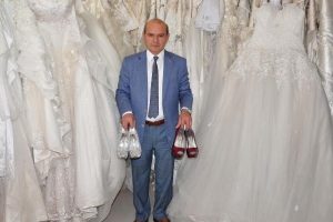 500 gen&ccedil; kıza hediye gelinlik