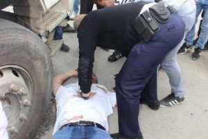 Kamyonun &ccedil;arptığı motosikletli &ouml;ld&uuml;
