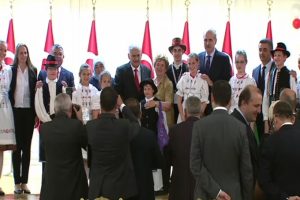 Başbakan 26 &uuml;lkeden, 339 &ccedil;ocuğu  ağırladı