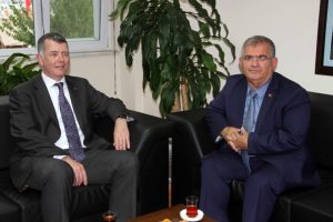 İngiltere B&uuml;y&uuml;kel&ccedil;isi Moore'dan Kaymakam &Ccedil;alık'a ziyaret
