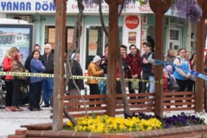 Lokma kuyruğundakiler bomba ihbarını aldırmadı