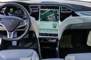 Tesla onbinlerce aracını geri &ccedil;ağırdı