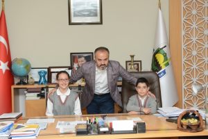 Bursa İnegöl Belediye Başkanı makamını Alper Mert'e teslim etti