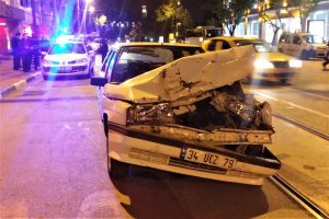 Bursa'da arkadan &ccedil;arptığı aracı yaya yoluna fırlattı