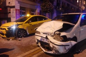 Bursa'da kontrol &ccedil;ıktı, taksilere &ccedil;arptı!