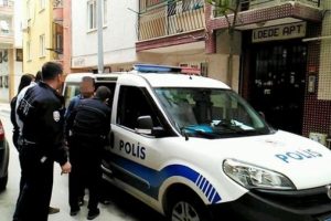 Eşi ve sevgilisini evde yakaladı! Gardırobu a&ccedil;ınca...