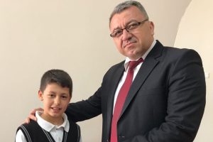 Kendisi k&uuml;&ccedil;&uuml;k y&uuml;reği b&uuml;y&uuml;k