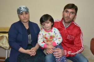 Bursa'da K&uuml;&ccedil;&uuml;k Esma sokakta y&uuml;z&uuml;n&uuml; kapatmadan gezmek istiyor