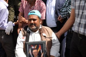 Şehit olan oğlunu, tekerlekli sandalyede uğurladı