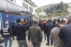 Başakşehirli futbolcular ma&ccedil; sonunda gazeteciye saldırdı