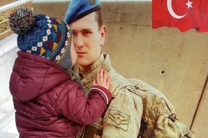 Şehit babasının fotoğrafı başından ayrılmadı