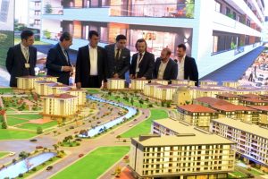 Bursa Osmangazi Belediye Başkanı D&uuml;ndar inşaat fuarını gezdi