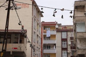 İstanbul'da şaşırtan g&ouml;r&uuml;nt&uuml;! Ayakkabıları...