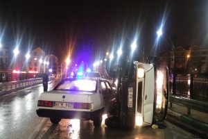 Bursa'da yeni aldığı aracı yan yattı, oğlu parayı aradı