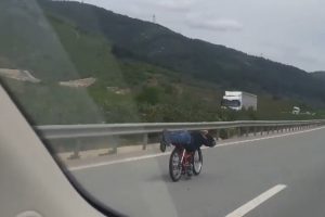Bursa'da hız tutkunu motosiklet&ccedil;ilerin tehlikeli yolculuğu