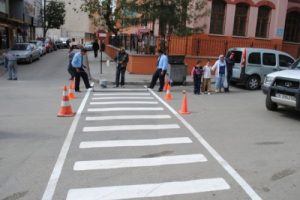 Kural tanımaz s&uuml;r&uuml;c&uuml;leri yaya ge&ccedil;itleri de durduramıyor