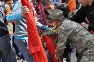 T&ouml;rende bayılan &ouml;ğrenci, bayrağı bırakmadı