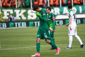 Bursaspor, Akhisar Belediyespor'a farklı mağlup oldu