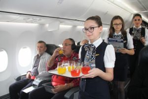 Anneleri ile aynı u&ccedil;akta hosteslik yaptılar