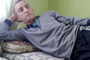 &Ouml;ld&uuml;rd&uuml;ğ&uuml; karısının başında sabaha kadar bekledi