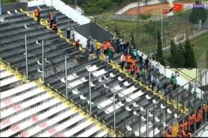 Bursasporlu taraftarlar stadyumu terk etti