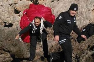 100 kiloluk T&uuml;rk Bayrağı'nı sırtında taşıdı