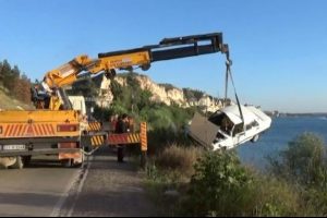 Kayalara &ccedil;arpmamak i&ccedil;in nehre yuvarlandı