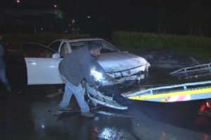 E-5 Karayolu'nda l&uuml;ks ara&ccedil; bariyere saplandı: 1 yaralı